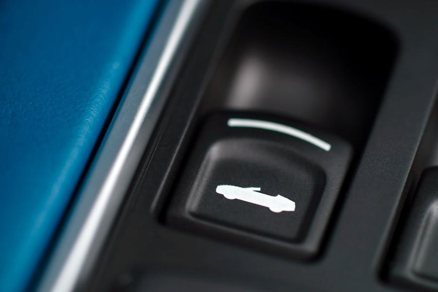 Детали интерьера Aston Martin Vanquish Volante 2013 года  (WW) (фото 6 из 51)